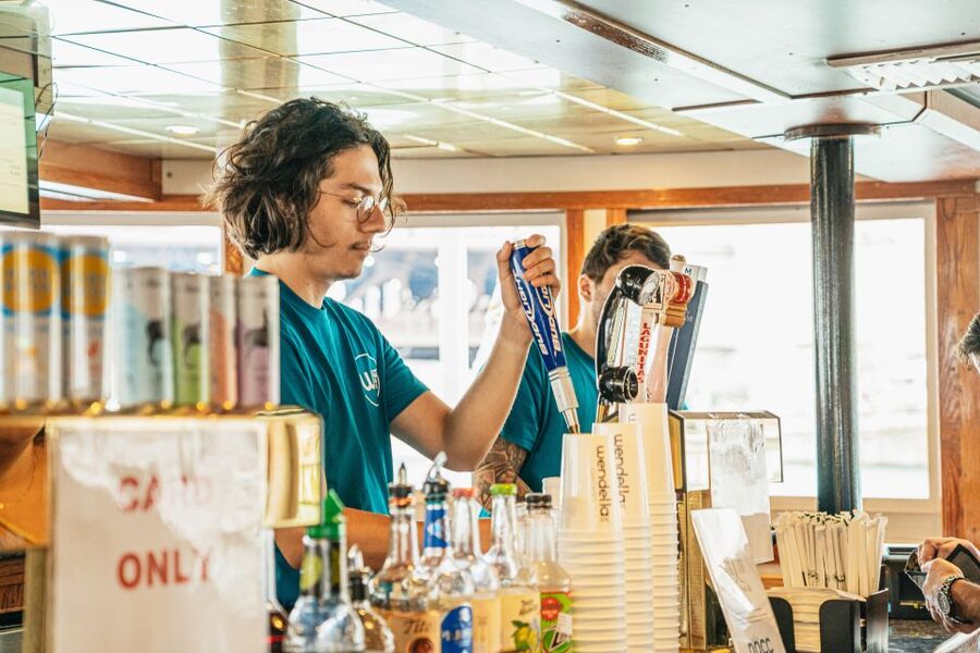 Chicago: 45-Minute Family-Friendly Architecture River Cruise - Food and Drinks: Local Options on the Full-Service Cash Bar