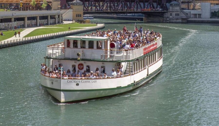 Chicago: Architecture Center Cruise on Chicago's First Lady - The three-branch river route and the 13 bascule bridges