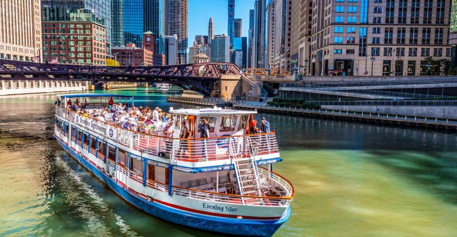 Chicago: Architecture River Cruise Skip-the-Ticket Line - 40 Buildings, Live Narration, and Docents Like Chicago Bob