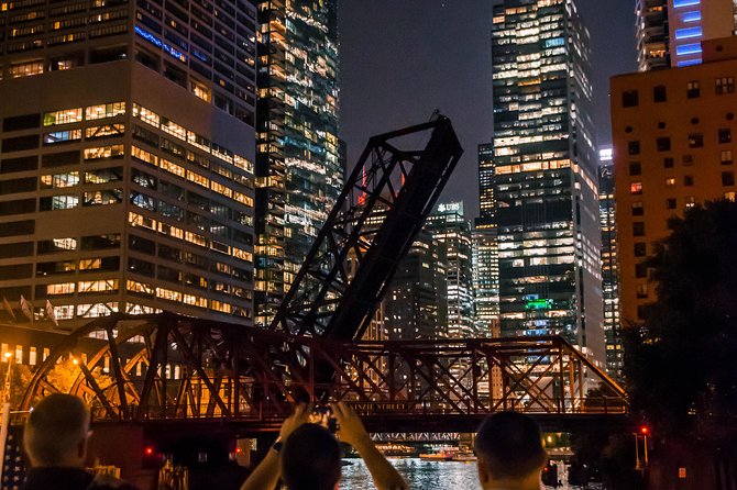 Chicago By Night River & Lake Cruise - Live narration in motion: how the guide experience really lands