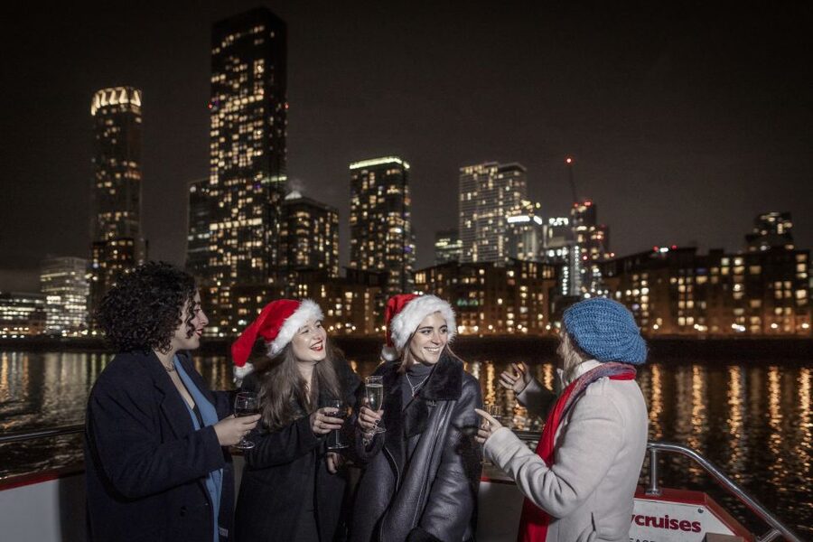 Chicago: Christmas Eve Lake Michigan Gourmet Dinner Cruise - Key Things to Know Before You Go