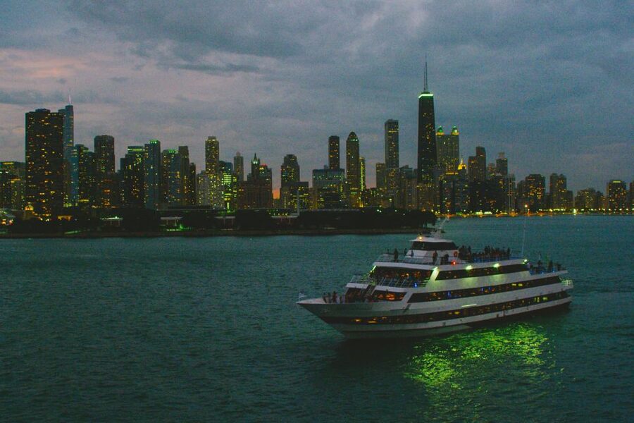 Chicago: Christmas Eve Lake Michigan Gourmet Dinner Cruise - Skyline Views: 360 Deck Time for Willis Tower and Navy Pier