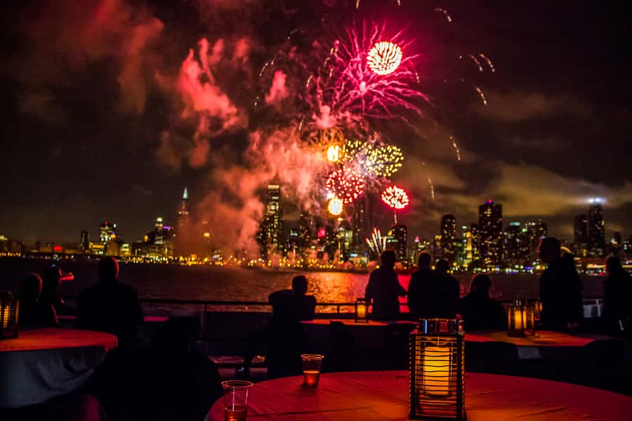 Chicago: Fireworks Cruise with Lake or River Viewing Options - Lake Michigan Fireworks Cruise (2–2.5 hours): skyline backdrop plus Chicago Locks