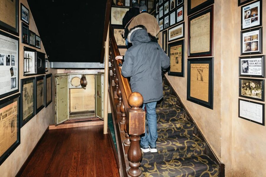 Chicago: Gangsters and Food Tasting Walking Tour - Price and value of the $81 gangster + food combo