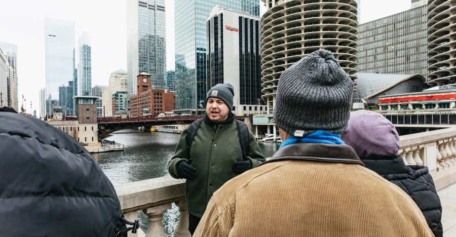 Chicago: Gangsters and Ghosts Guided Walking Tour - Meeting at Hoyt’s Tavern and how the 2-hour format keeps it moving