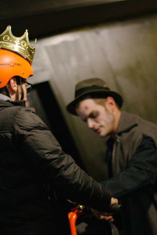 Chicago: Gangsters, Ghosts, and Haunted Hotels Segway Tour - Where you meet and how to find the orange signs
