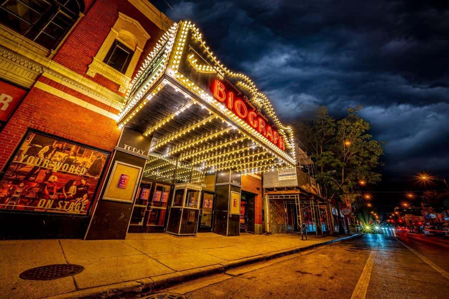 Chicago: Ghosts & Hauntings of the Windy City Walking Tour - The guide style that makes the scares work