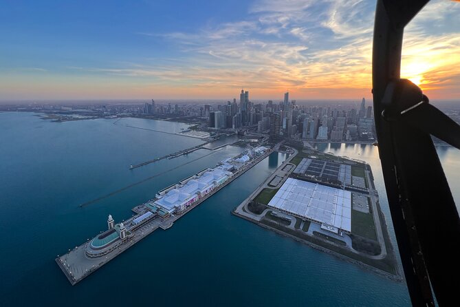 Chicago Helicopter 10-Minute Tour for up to Three Passengers - A 10-minute helicopter loop that fits a tight Chicago day