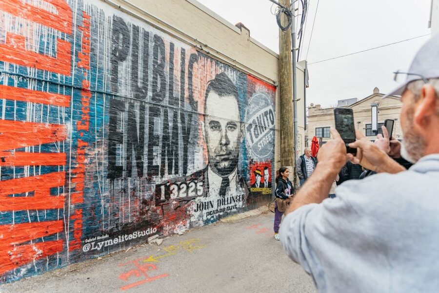 Chicago: Mob and Crime Bus Tour - Crime Quiz and Pamphlets: How You Remember More Than Names
