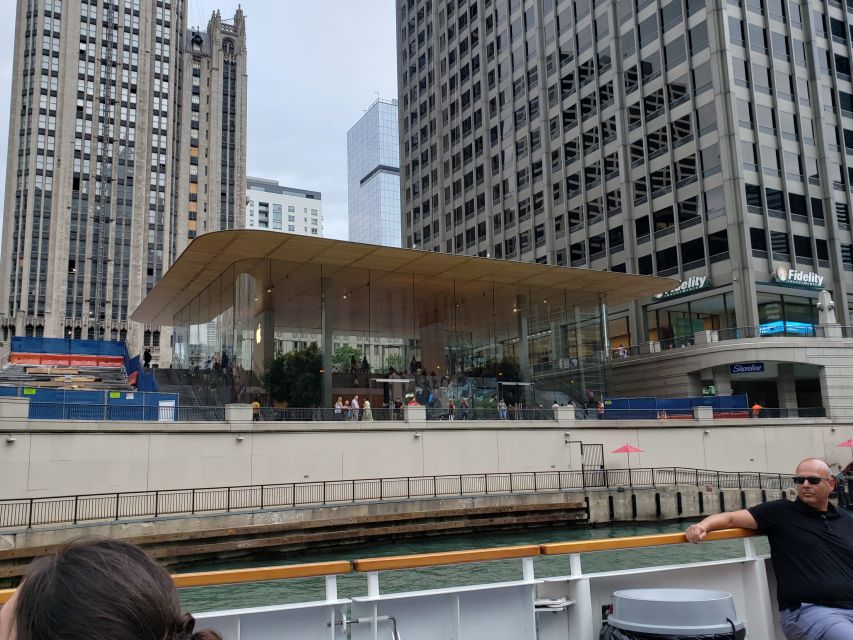 Chicago's Modern Skyscrapers Guided Walking Tour - The 90-minute route: how the story moves along the riverfront