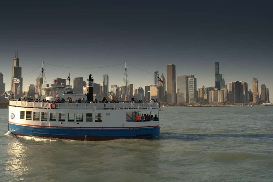 Chicago: Shoreline Lake Michigan Skyline Cruise - Comfort and motion: what to wear and how it feels