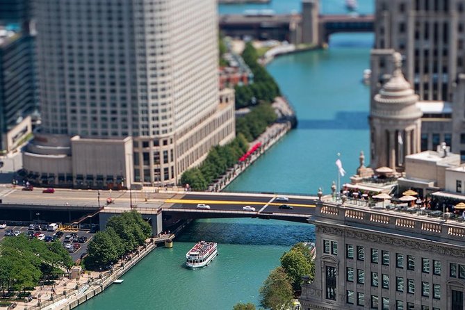 Chicago Sightseeing River and Lake Cruise - Best time to go: when lights do the work for you
