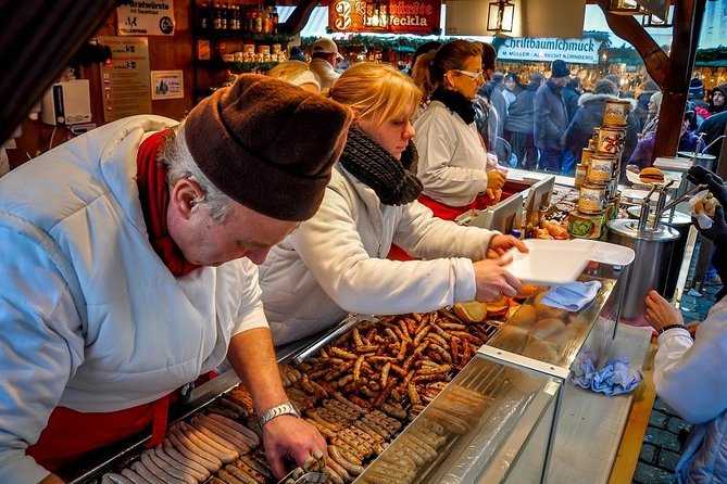 Chicago-Style Holiday Hike: Festive Food and Walking Tour - Macy’s on State Street and the holiday window feel
