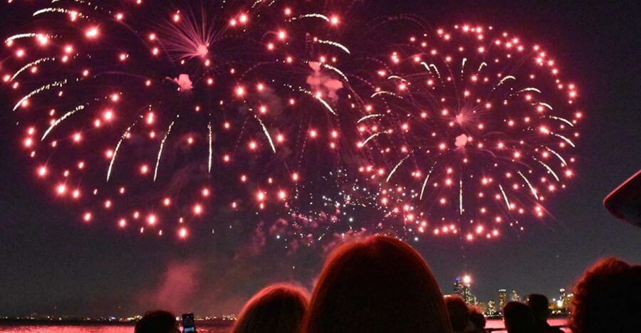 Chicago: Summer Fireworks Cruise with 3D Glasses and Music - The ride portion: Chicago River narration and skyline photo moments