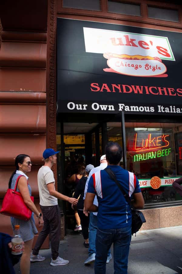 Chicago: The Ultimate Foodie Walking Tour with Tasty Stops - Starting at the Chicago Theatre: the easiest way to begin