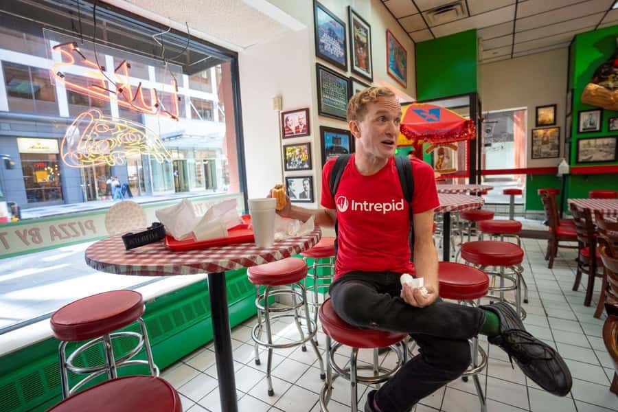 Chicago: The Ultimate Foodie Walking Tour with Tasty Stops - Deep-dish pizza in River North’s 1940s era