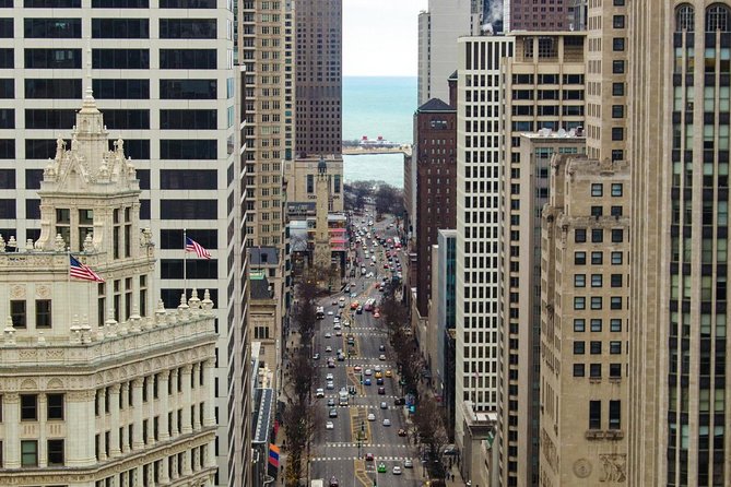 Chicago Walking Tour: The Magnificent Mile - Small-group pace: why 10 people makes a difference