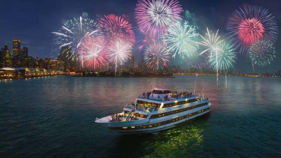City Cruises Chicago: Lake Michigan Fireworks Dinner Cruise - Getting the Best View: Rooftop Deck vs Indoor Dining