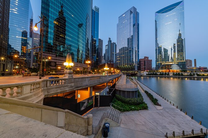 Ghosts of Chicago Family Friendly Ghost Tour - Stop 2: The Chicago Stock Exchange Arch and H.H. Holmes