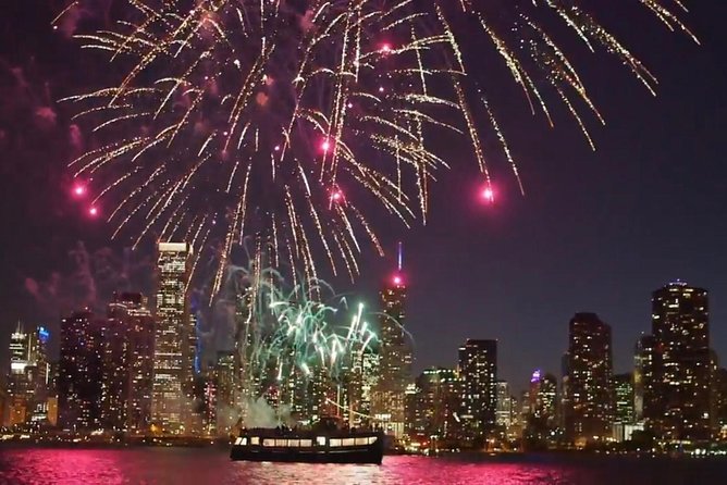 Lake Michigan Fireworks Cruise in Chicago - The fireworks plan: 360 views, plus the lock delay reality