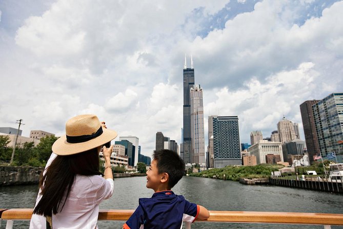 Lake Michigan Skyline Cruise in Chicago - The lakefront loop: Navy Pier, Grant Park, and Buckingham Fountain