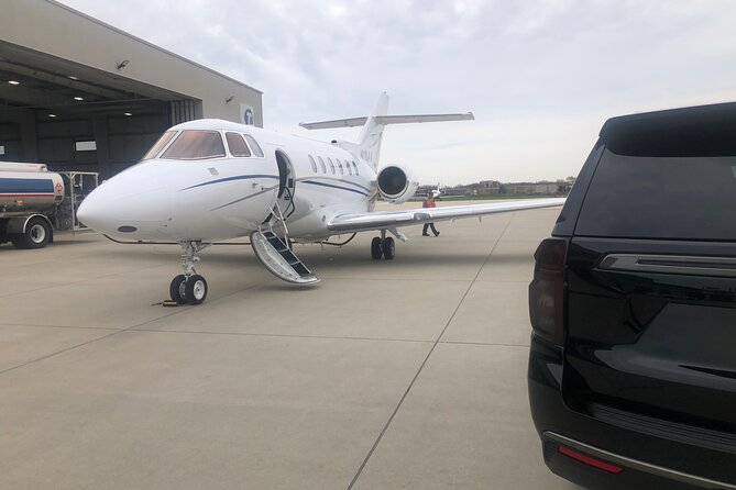 Meet and Greet Private SUV Transfer from ORD to Downtown Chicago - Meeting Your Chauffeur at O’Hare Terminal 2: The Text-and-Plate System