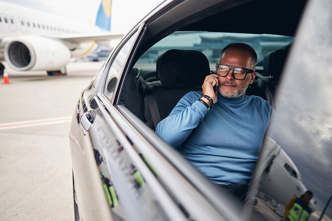 O'Hare Airport Transfer to Chicago, Sedan, Curbside - Top Rated - Extra Stops and Route Deviations: Small Cost, Big Tradeoff