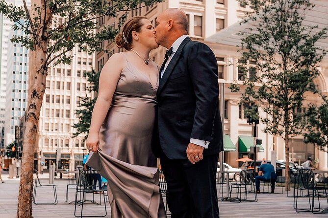 Private Vacation Photoshoot with Photographer in Chicago - Private Photoshoot Chicago: Why the Wrigley Building meeting point is smart
