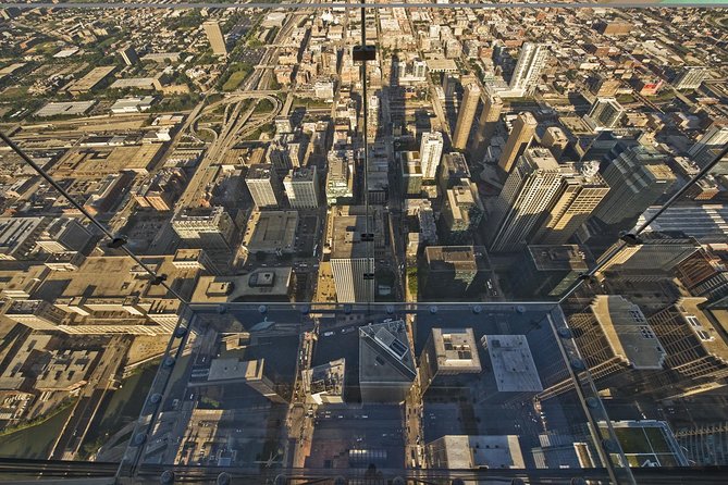 Skydeck - Willis Tower Admission - Using the Skydeck mobile app and viewfinder
