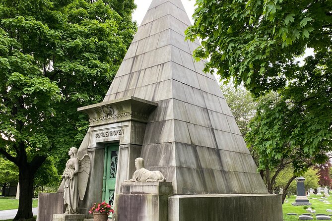 The Deep Pockets Of Graceland Cemetery Walking Tour - How the 1.5-hour walking format feels in real life
