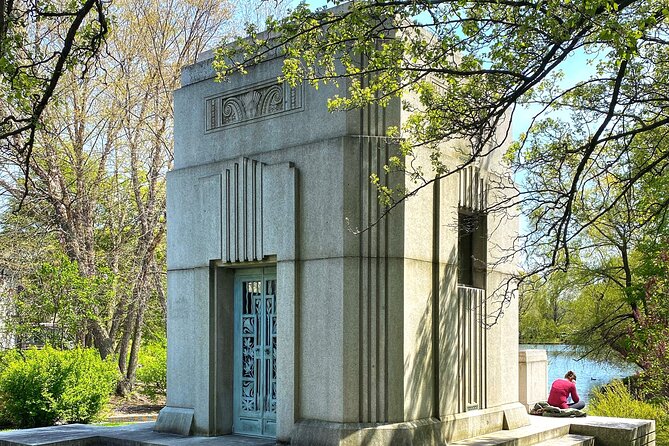 The Deep Pockets Of Graceland Cemetery Walking Tour - Tickets, equipment, and practical comfort moves